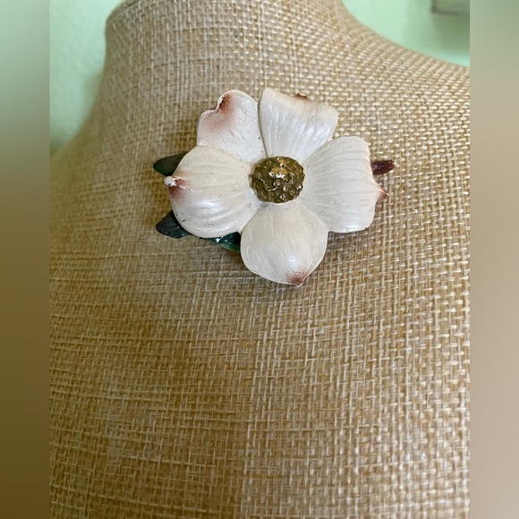Elegant White Floral Brooch - Picture 7 of 7